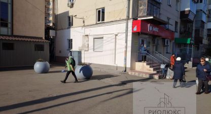 Снять торговое помещение, 28 кв. м. Фотография №1 Сдам торговое помещение с общей площадью 28м2, на улице Гагарина, г. Челябинск, Челябинская обл., Россия, агентство РиоЛюкс. Фотография №1