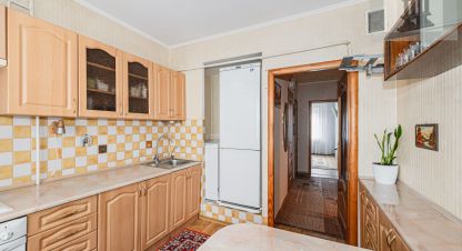 Продам квартиру 2-х комнатную с общей площадью 50.8м2, 1/5 эт., на улице Нарвская ул, Ленинградский район, г. Калининград, Калининградская обл., Россия, агентство ООО Базис-Недвижимость. Фотография №1
