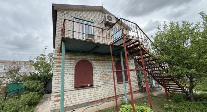 Купить коттедж/дачу 5-ти комнатную, 66.4 кв. м. Фотография №1 Продам коттедж/дачу 5-ти комнатную с общей площадью 66.4м2, на улице Массив 1988, г. Новый рогачик, Волгоградская обл., Россия, агентство Живем Дома. Фотография №1