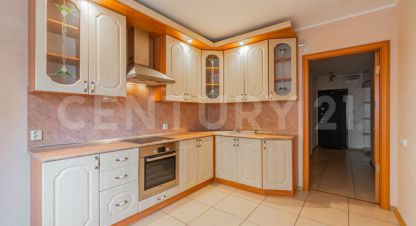 Продам квартиру 2-х комнатную с общей площадью 58.4м2, 4/10 эт., на улице Школьная ул  11, г. Бугры пос, Ленинградская обл., Россия, агентство CENTURY 21 Россия. Фотография №1
